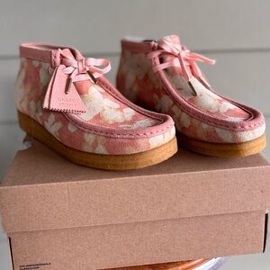 CLARKS WALLABEE BOOTS Womens NEW WITH TAGS, size 7.5, special pink floral